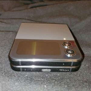 Samsung Galaxy Z Flip4 5G (AT&T Locked)